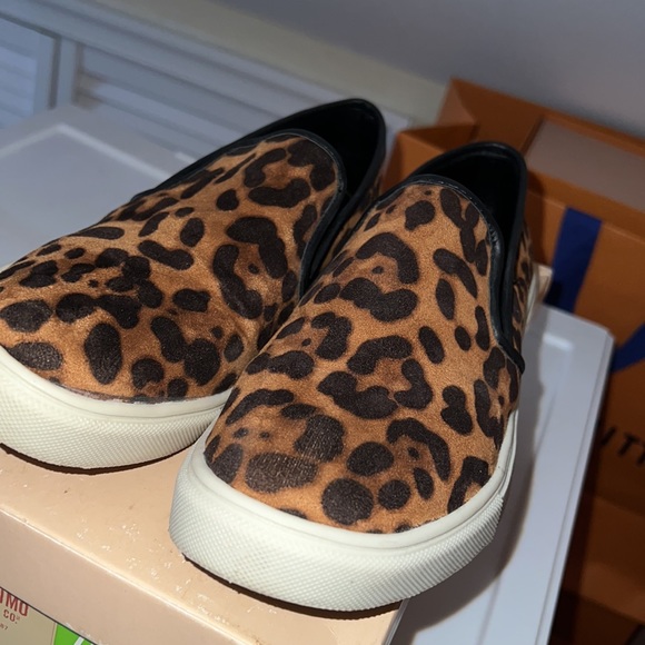 Cheetah Slide on. Size 7.5 - Picture 2 of 7